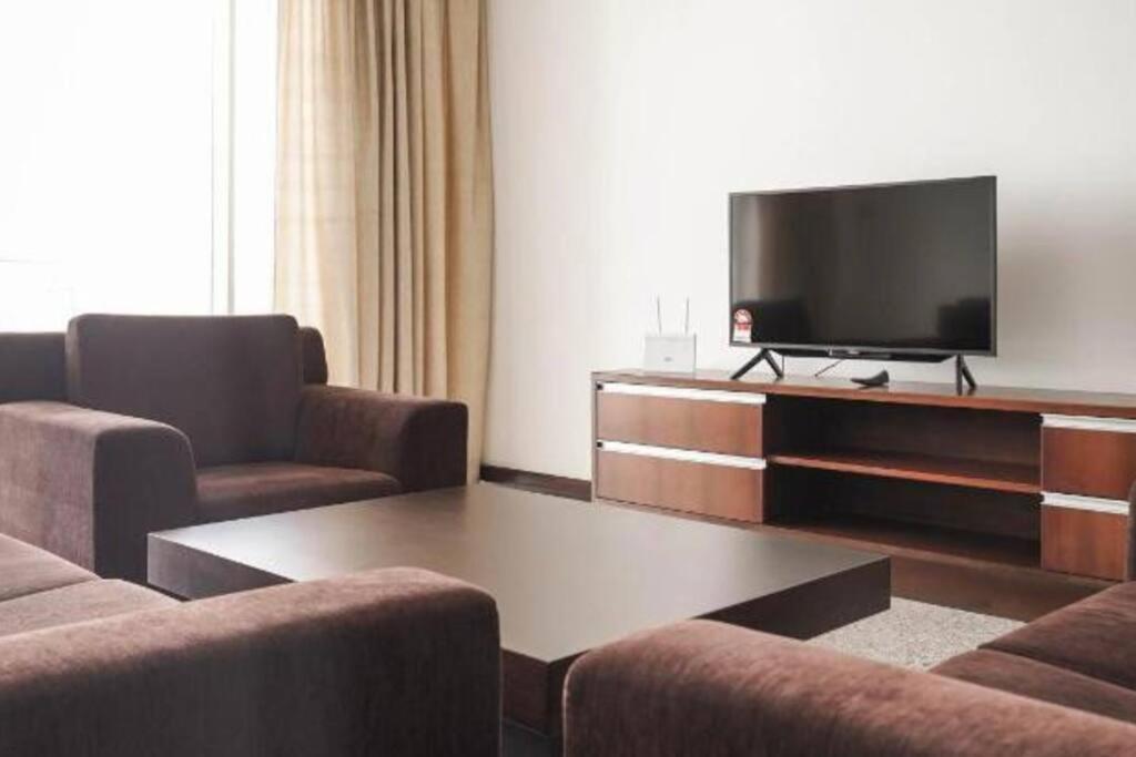 Bay Resort Condominium 3-Bedrooms With Swimming Pool Near The Seaside Miri Zewnętrze zdjęcie